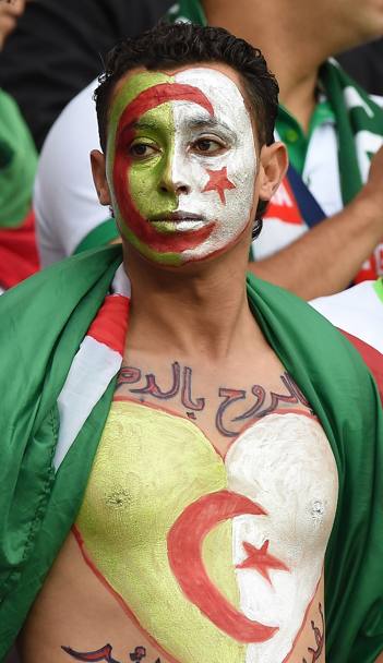 Bandiera e cuore matto per un appassionato tifoso algerino. Afp